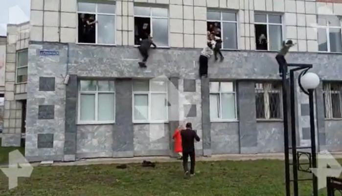Sparatoria all'Università: studenti scappano dalla finestra