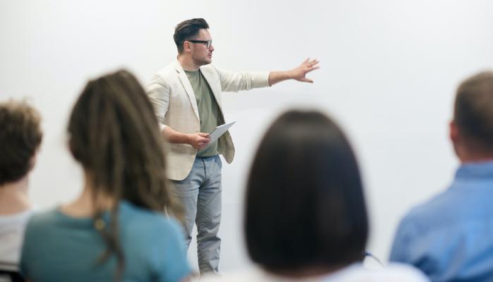 Professore senza Green Pass fa lezione all'aperto