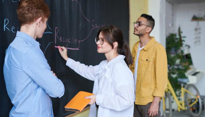 Giornata mondiale degli insegnanti: il prof? Meglio empatico che di “manica larga”. La pagella degli studenti ai loro docenti