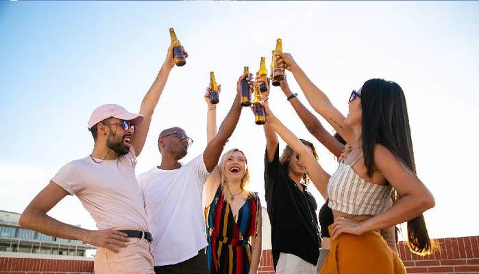 Giovani e alcolismo, tra i 12 e i 21 anni l'alcol è un "killer di neuroni"
