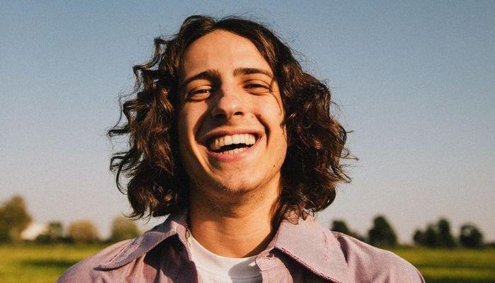 Chi è Sangiovanni, da Amici alla vetta delle classifiche e Sanremo 2022