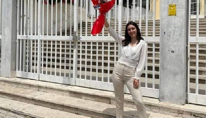 A 19 anni insegna a scuola: parte da Salerno a Udine ogni settimana