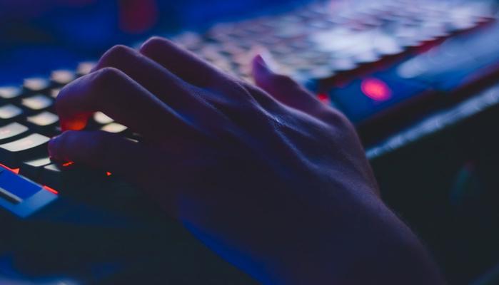 A 16 anni compra un machete online per vendicarsi dei bulli