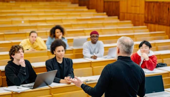 Studente prende a pugni un prof, ma lo ha fatto per difendersi: preside denuncia l'insegnante