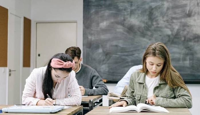 Iscrizioni scuole superiori, alla vigilia del via 1 studente su 4 ancora totalmente indeciso. L’orientamento? Assente o poco efficace