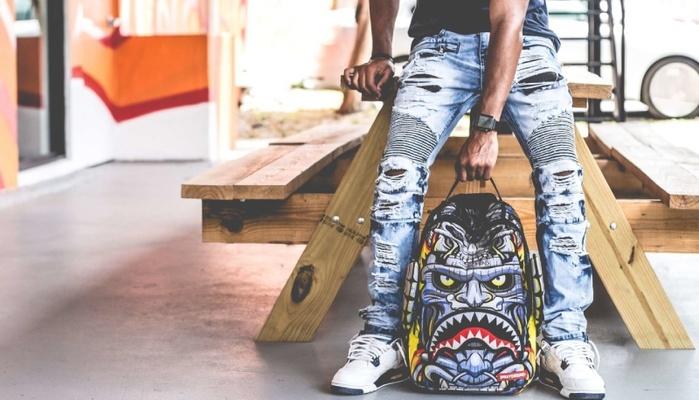 Alunna criticata da prof per la pancia scoperta: per 1 studente su 4 la scuola impone un "dress code"