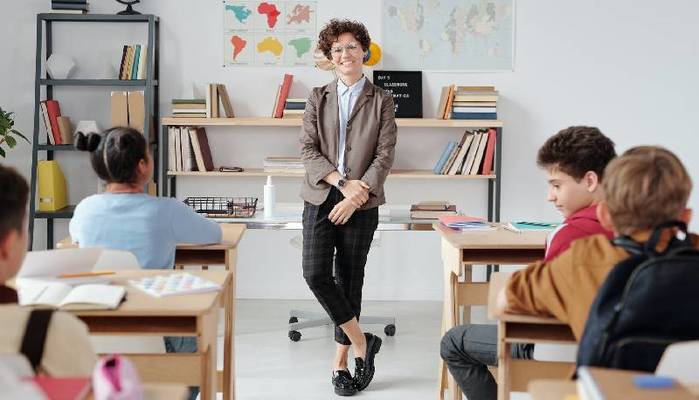 Dal primo aprile tornano a scuola i docenti no vax, ma non possono insegnare. I presidi: "Pagati per non lavorare"