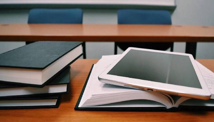 In Spagna stop a Storia e Filosofia, a scuola si studieranno i nuclei tematici: dai diritti LGBTQ+ all'imprenditorialità