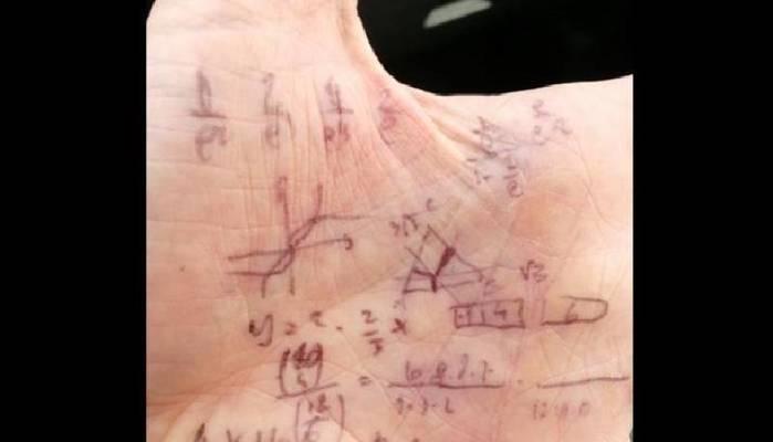 Vietato usare i fogli: i professori di matematica fanno i calcoli sulle mani durante il concorso