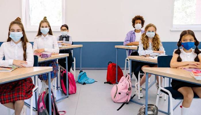 Scuola, mascherine obbligatorie fino a giugno. I presidi plaudono, ma resta il nodo dei prof no-vax