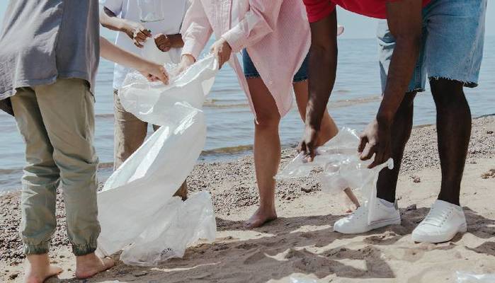 Gli studenti puliscono la spiaggia per la Giornata della Terra