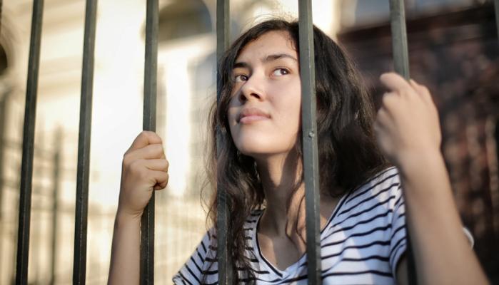 Amore e giovani, 1 su 4 racconta di aver subito violenza fisica o psicologica dal partner. Gelosia? Il pane quotidiano per 2 su 5