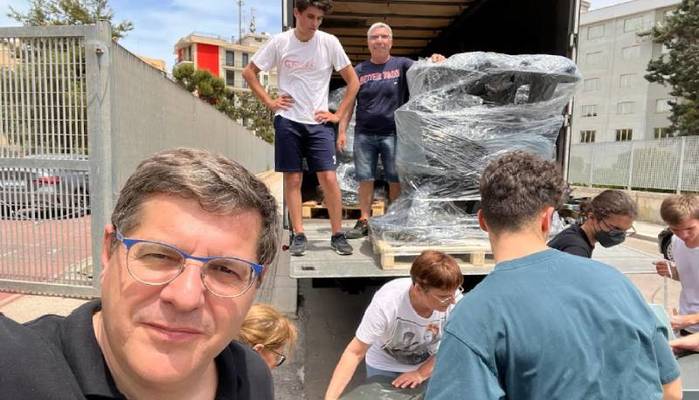 Il preside che "salva" i banchi a rotelle: "Gli altri li buttano, io li recupero"