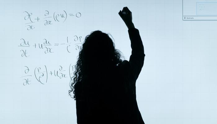 Gloria, a 24 anni in cattedra: “Lavoro bellissimo ma stressante, svalutato e mal retribuito. Non so se continuerò”