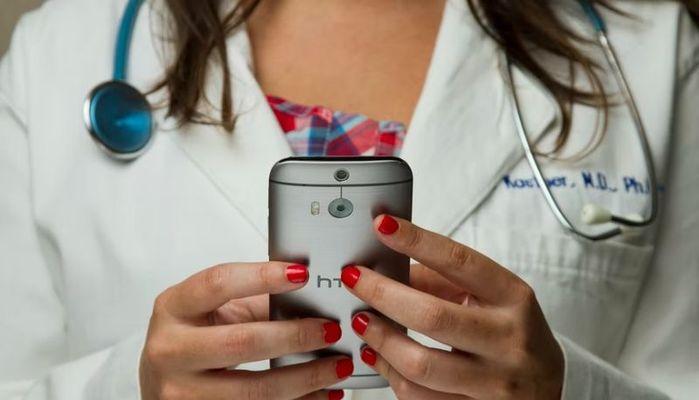 Bambino ha una crisi epilettica: la sorellina lo salva in videochiamata col 118