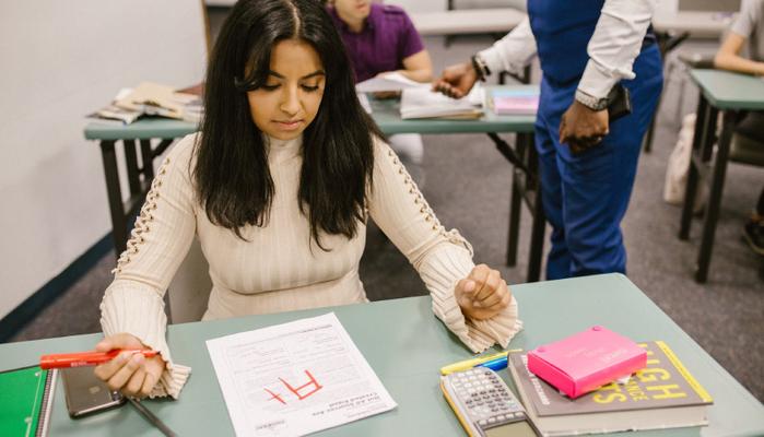 Zero in pagella, ma è un refuso: ora la scuola deve risarcire 10mila euro alla studentessa