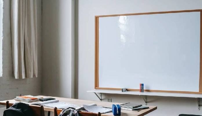 Esame di terza media, studente intrappolato in casa: esce con l'autoscala dei pompieri e riesce ad andare a scuola