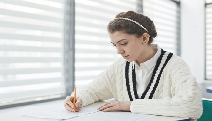 Maturità 2022: “Tienilo acceso” la traccia più scelta, Pascoli invece la meno svolta