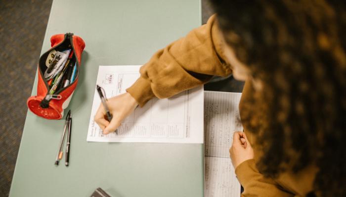 Maturità, dove non arriva lo studio ci sono preghiere, scaramanzia e “bigliettini”: quasi 1 su 5 si sta attrezzando per copiare agli scritti