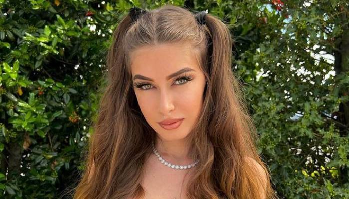 Chi è Elisa Esposito, la "prof del corsivo" che spopola su TikTok