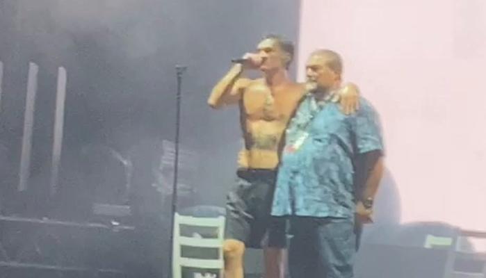 Blanco fa salire il papà sul palco: "Colui che c'è sempre stato, che dall'inizio ha creduto in me"