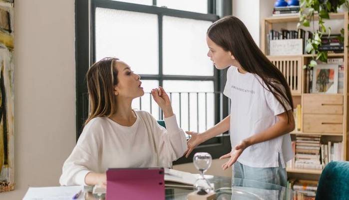 Mamma ritira alla figlia di 15 anni il cellulare e la lite si fa furiosa: denunciata e condannata ai lavori socialmente utili