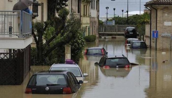 Alluvione nelle Marche, forti disagi tra Pesaro e Urbino: i sindaci chiudono le scuole