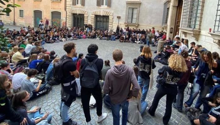 Studenti del Virgilio di Roma in assemblea parlano di fascismo: intervengono i Carabinieri