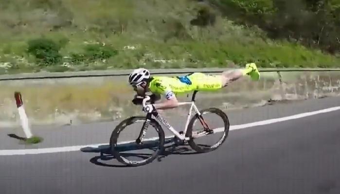 L'incredibile video del ciclista che si sdraia sul sellino e supera tutti