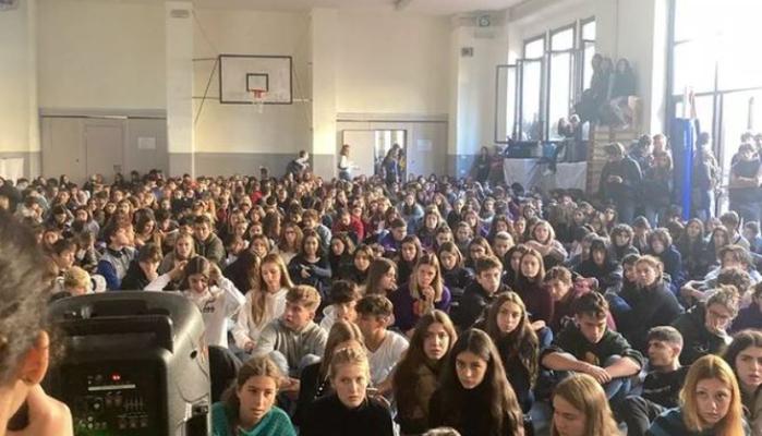 Occupato il Liceo Manzoni a Milano contro la vittoria del centrodestra alle elezioni