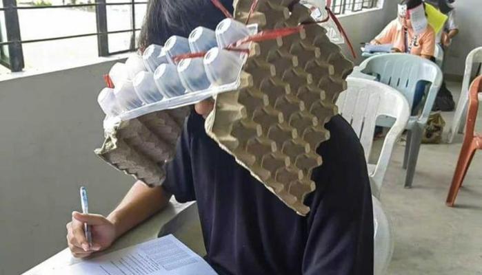 Vietato copiare all'Università: gli studenti indossano assurdi cappelli anti-sbirciata