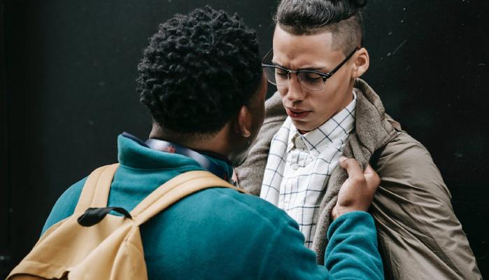 Alunno picchiato da un compagno a scuola: la sua foto diventa virale tra gli studenti