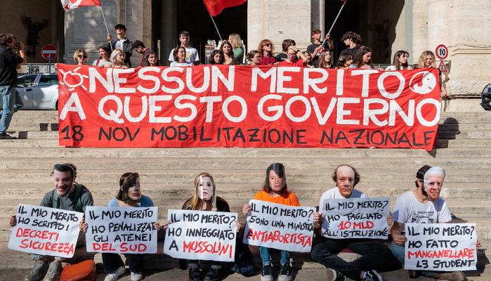 Al Ministero dell'Istruzione con le maschere dei Ministri, il blitz degli studenti