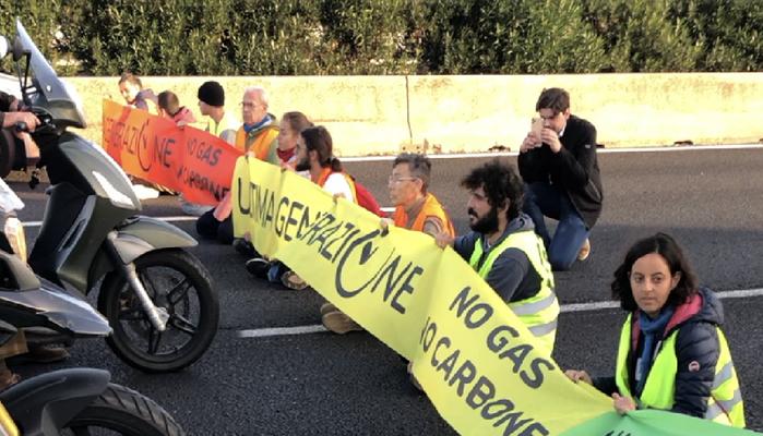 Caos stamattina sul GRA, bloccata la strada per protesta: "Se non siamo uniti i governi non ci ascoltano". Ma la folla insorge: "Lasciateci andare a lavorare"