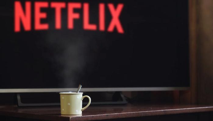 Dal 2023 condividere l'abbonamento Netflix avrà un costo extra