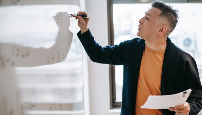 Bestemmia sui social contro il nuovo nome del Ministero, docente sospeso 8 giorni