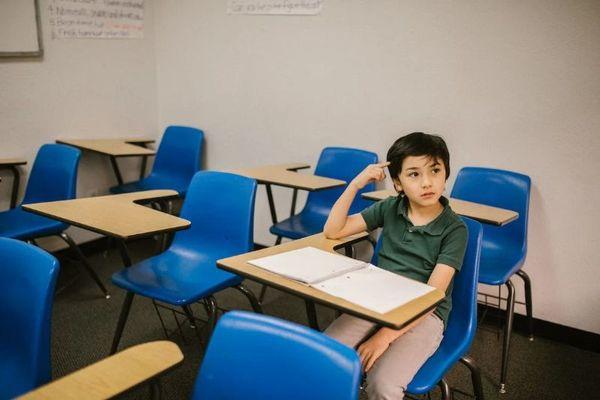 Bimbo di 6 anni chiede di andare in bagno e fugge da scuola