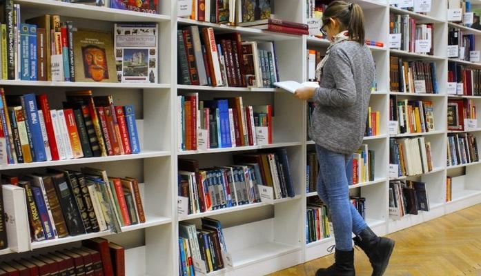 I bulli? In biblioteca: l'ultima idea di Valditara per combattere la violenza a scuola