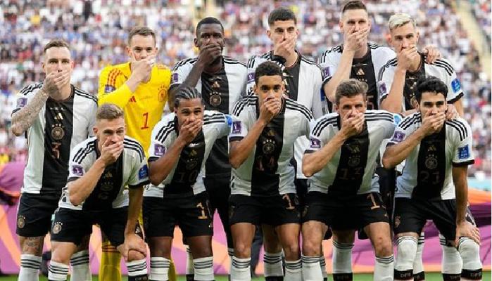 Mondiali 2022: i giocatori della Germania coprono la bocca durante la foto di rito