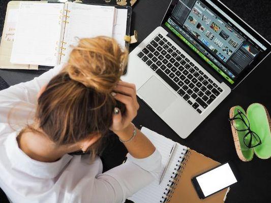 Studentessa paga 120 euro per farsi scrivere la tesi di laurea ma viene truffata