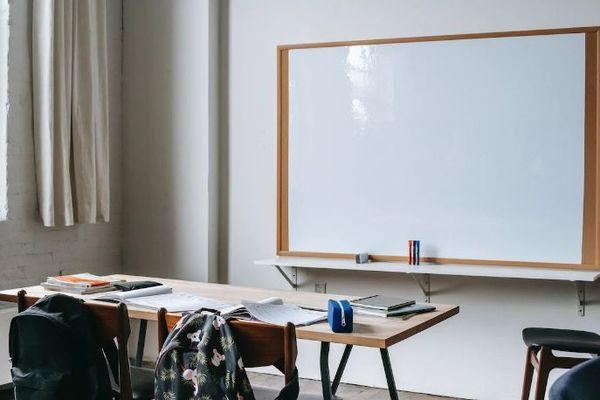 Film horror a scuola durante l'ora buca con il supplente: malori tra gli studenti