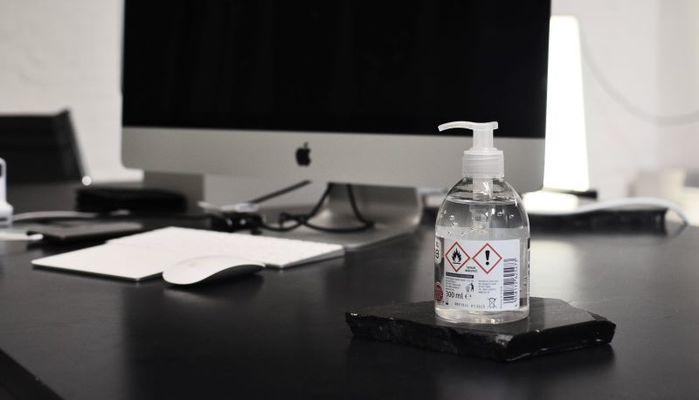 Danno fuoco al gel igienizzante nel bagno della scuola: uno studente rimane ustionato