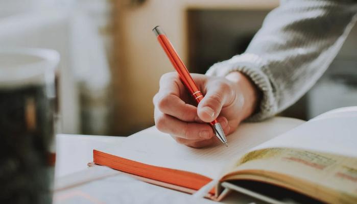 Troppo giovane per il diploma “abbreviato” in 4 anni: la scuola si accorge della svista a un anno dalla maturità. L’appello della madre a Valditara