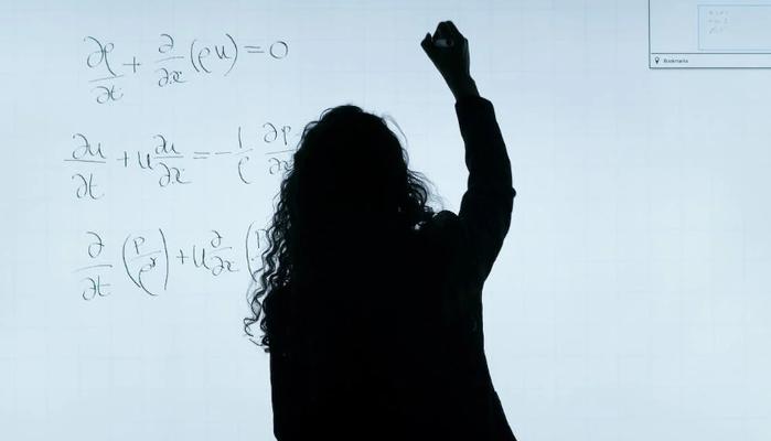 Prof apre profilo su OnlyFans per curare figlio malato: scoperta dai genitori degli alunni si licenzia