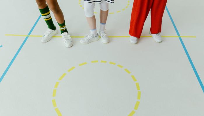 Studenti imbrattano muri della scuola: fino a Natale stop all’educazione fisica (ma ci sarà educazione civica)