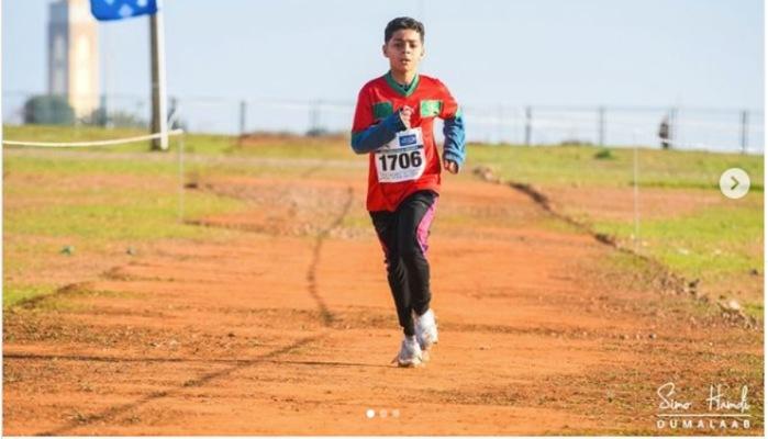 La storia di Ahmed, bimbo che corre la corsa campestre scalzo
