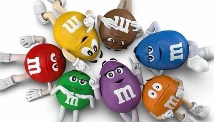 Le mascotte M&M's aggiornano il look e scoppia la polemica: saranno messe "in pausa"