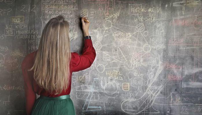 Insegnante sospesa per presunte molestie sessuali: uno studente l'ha ripresa in un video