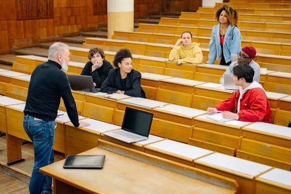 Medicina, la ministra Bernini: "Ipotizziamo aumento dei posti tra il 20% e il 30% rispetto allo scorso anno"