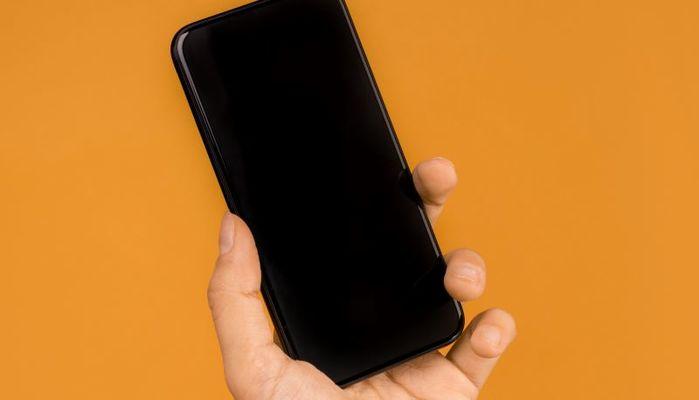 Insegnante sequestra il cellulare dello studente, il padre va dall’avvocato per denunciare docente e preside